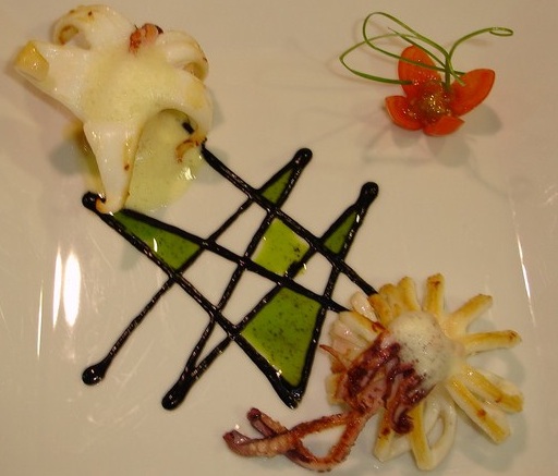 Restaurante A Tu Gusto Calamares en su tinta con aire de cítricos
